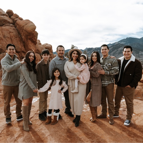 meet  the  p o s h e r 🌸 - Picture 2 of 9